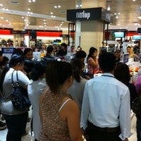 Photo taken at Fitflop by ปลายฝนต้นหนาว on 11/9/2012