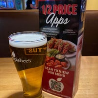 Photo taken at Applebee&amp;#39;s Grill + Bar by Hoa V. on 4/25/2022