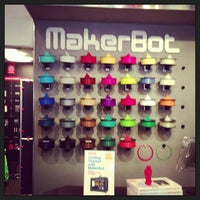 รูปภาพถ่ายที่ MakerBot Store โดย Yujiro N. เมื่อ 3/3/2013