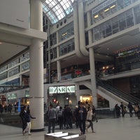 Das Foto wurde bei CF Toronto Eaton Centre von Elaine O. am 4/30/2013 aufgenommen