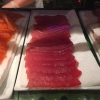 Foto tirada no(a) Bluefins Sushi and Sake Bar por Giles P. em 11/18/2017