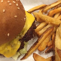 Foto scattata a MOOYAH Burgers, Fries &amp;amp; Shakes da Theodore K. il 11/11/2014