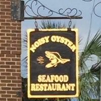 Foto tomada en Noisy Oyster Seafood Restaurant  por Joe N. el 5/26/2018