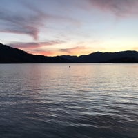 Foto scattata a Bridge Bay at Shasta Lake da Vicky T. il 4/1/2017