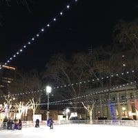 Das Foto wurde bei Downtown Sacramento Ice Rink von Vicky T. am 1/12/2018 aufgenommen