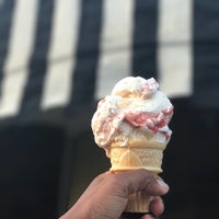 Das Foto wurde bei Vic&amp;#39;s Ice Cream von Vicky T. am 5/22/2017 aufgenommen