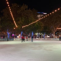 Das Foto wurde bei Downtown Sacramento Ice Rink von Vicky T. am 11/11/2021 aufgenommen