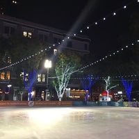 Das Foto wurde bei Downtown Sacramento Ice Rink von Vicky T. am 11/2/2018 aufgenommen