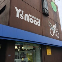 Photo taken at Y&amp;#39;s Road (ワイズロード) 環八・R1号店 by Junichi A. on 1/8/2017