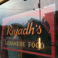 Das Foto wurde bei Riyadh&#39;s Lebanese Restaurant von Hannah I. am 6/21/2011 aufgenommen