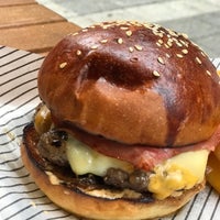 Photo taken at B.O.B Best of Burger by KanGurular on 10/26/2017