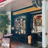 Photo taken at コンデトライ ニシキヤ洋菓子店 by はる on 9/6/2023