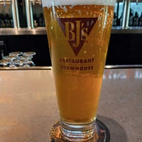 Photo taken at BJ&amp;#39;s Restaurant &amp;amp; Brewhouse by Woody C. on 7/19/2022