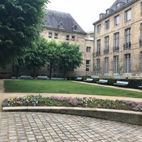 Photo taken at Jardin de l’Hôtel Lamoignon by D B. on 5/3/2019