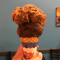Снимок сделан в George&amp;#39;s Ice Cream &amp;amp; Sweets пользователем D B. 8/26/2018