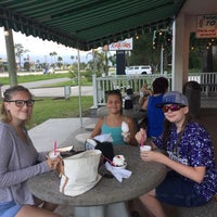 7/26/2017 tarihinde Sue W.ziyaretçi tarafından Twisty Cone Ice Cream &amp;amp; Cakes'de çekilen fotoğraf