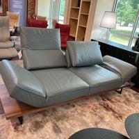 Foto tomada en Ambiente Modern Furniture  por Urina A. el 8/17/2023