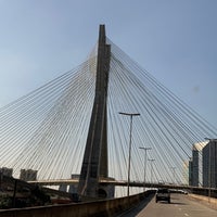 Photo taken at Ponte Octávio Frias de Oliveira (Ponte Estaiada) by 𝓓𝓲𝓮𝓰𝓸 . on 4/5/2024