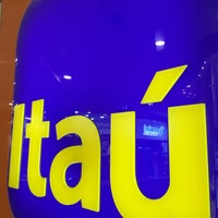 Photo taken at Itaú by 𝓓𝓲𝓮𝓰𝓸 . on 3/27/2019
