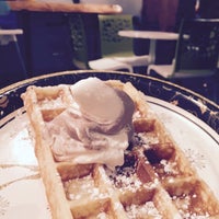Foto tomada en Skoki&amp;#39;s Waffle and Frozen Yogurt  por akreea el 10/30/2016