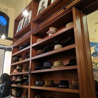 รูปภาพถ่ายที่ Goorin Bros. Hat Shop โดย @SDWIFEY เมื่อ 12/9/2019