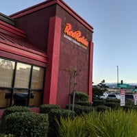 Photo taken at Red Robin Gourmet Burgers and Brews by @SDWIFEY on 8/31/2019