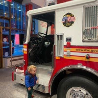 Foto tirada no(a) FDNY Fire Zone por Lauren H. em 10/19/2021