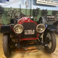Foto diambil di Simeone Foundation Automotive Museum oleh David W. pada 12/16/2023