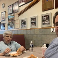 4/22/2022 tarihinde David W.ziyaretçi tarafından Angelo&amp;#39;s Pizza'de çekilen fotoğraf