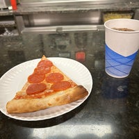 3/7/2024 tarihinde David W.ziyaretçi tarafından Angelo&amp;#39;s Pizza'de çekilen fotoğraf