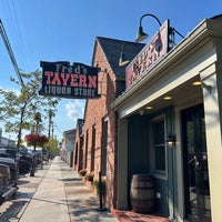 Foto diambil di Fred&amp;#39;s Tavern &amp;amp; Liquor Store oleh David W. pada 8/18/2023