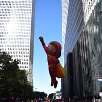 Photo taken at 65th Annual H-E-B Thanksgiving Day Parade by DeLynne C. on 11/28/2014