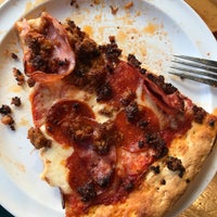 Снимок сделан в John&#39;s Pizza Works пользователем André L. 2/16/2020