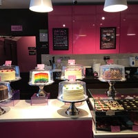 Photo taken at The Hummingbird Bakery by André L. on 12/8/2017