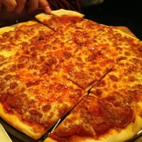 รูปภาพถ่ายที่ Campus Pizza โดย Andrew H. เมื่อ 11/3/2012