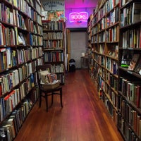 Foto scattata a Bluestocking Books da Kris V. il 12/19/2015