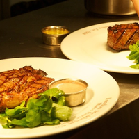 Foto tirada no(a) London Steakhouse Co. por London Steakhouse Co. em 1/6/2015