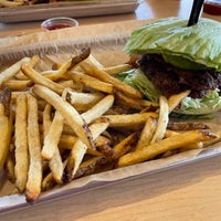 Foto scattata a MOOYAH Burgers, Fries &amp;amp; Shakes da George K. il 10/2/2021