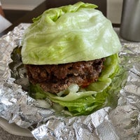 Foto scattata a MOOYAH Burgers, Fries &amp;amp; Shakes da George K. il 3/26/2022