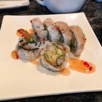 Foto scattata a Off The Hook Sushi da George K. il 6/21/2019