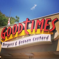 Foto scattata a Good Times Burgers &amp;amp; Frozen Custard da Paul B. il 6/11/2013