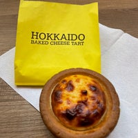 Photo taken at Hokkaido Baked Cheese Tart by Cat C. on 11/2/2022