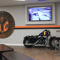 Foto scattata a Harley-Davidson of New York City da Harley-Davidson of New York City il 1/7/2015
