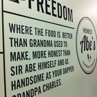 รูปภาพถ่ายที่ Honest Abe&amp;#39;s Burgers &amp;amp; Freedom โดย randy g. เมื่อ 4/19/2013