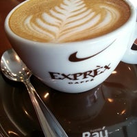 รูปภาพถ่ายที่ Exprèx Caffè โดย Roberto T. เมื่อ 4/1/2013