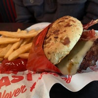 Photo taken at Red Robin Gourmet Burgers and Brews by Muse4Fun on 3/14/2020