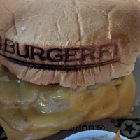 รูปภาพถ่ายที่ BurgerFi โดย Mark S. เมื่อ 4/7/2018