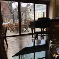 รูปภาพถ่ายที่ Randolph&amp;#39;s Restaurant &amp;amp; Bar โดย Michael S. เมื่อ 3/23/2018