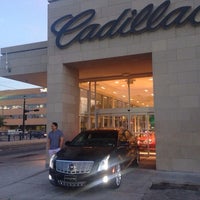 Foto tirada no(a) Central Houston Cadillac por juan r. em 8/31/2014