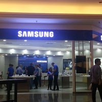 Photo taken at Samsung Store by Henrique G. on 2/22/2013